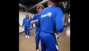 😂队内氛围独特！名场面：雄鹿昔日球员通道内的WWE！