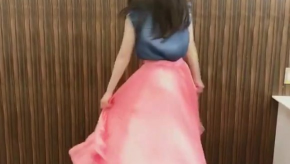 久保建英赢麻了！老婆福原遥现场转圈展示裙摆，这也太甜了吧~